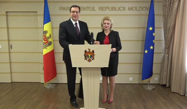 Transfugii comunişti aderă la PD; Fracţiunea democrată este compusă din 34 de deputaţi.