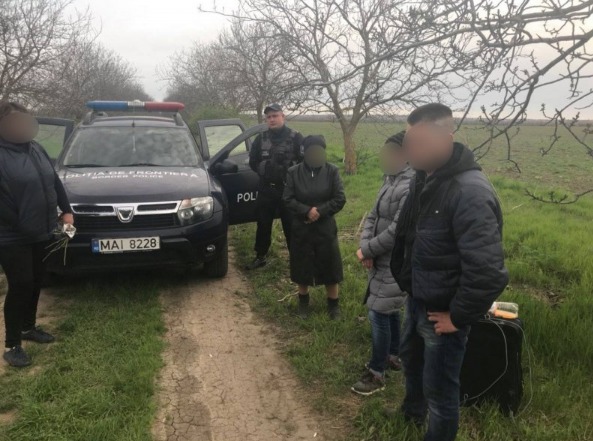 На допросе задержанные единодушно сообщили, что решили незаконно пересечь границу из-за отсутствия проездных документов. Фото: border.gov.md.