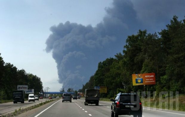 Более 400 бойцов Нацгвардии направлены к месту пожара на нефтебазе под Киевом.