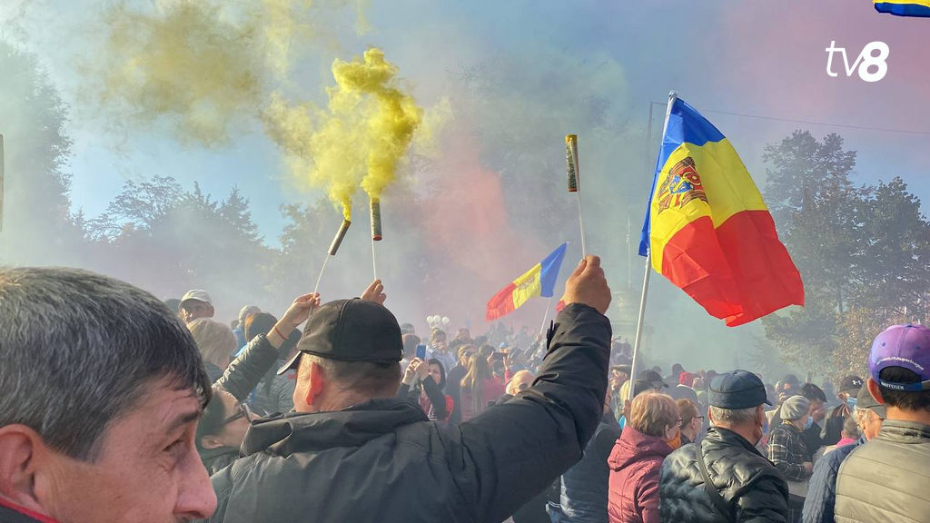 Протестующие в центре Кишинева зажгли дымовые шашки.