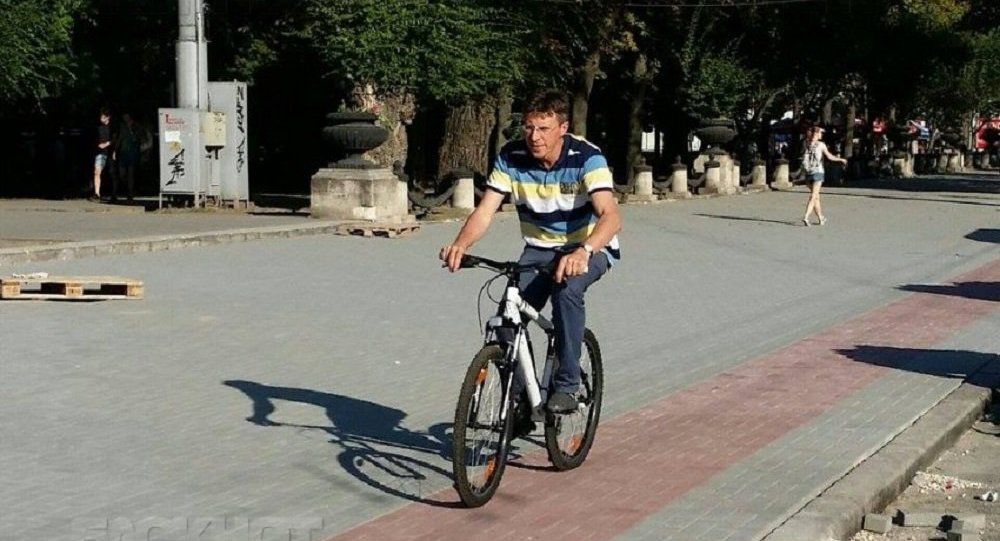 Киртоакэ уехал в отпуск без жены.