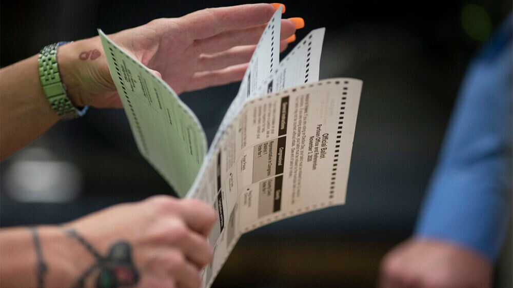 Un chinez a votat la alegerile din SUA pe baza unui carnet de student: Ar putea fi deportat, dar votul va fi validat.