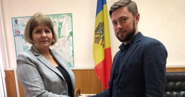 Главный архитектор Кишинева Светлана Доготору (слева) и вице-примар Виктор Киронда.