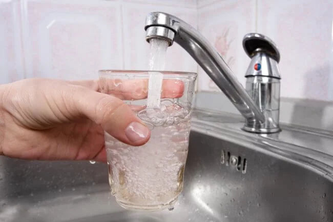Власти просят использовать водопроводную воду только для первоочередных нужд.