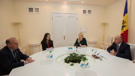 Premierul Pavel Filip s-a întâlnit astăzi cu ambasadorul SUA în Republica Moldova, James Pettit. Foto: Guvernul Republicii Moldova