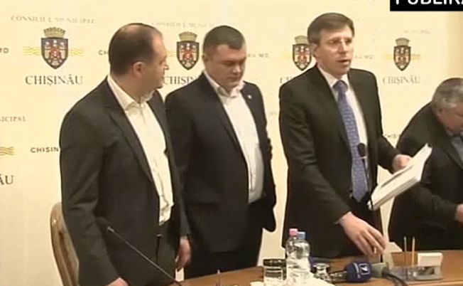 Генпримар выразил уверенность, что протестующие "провалили операцию" и теперь Путин "оттреплет их за уши".