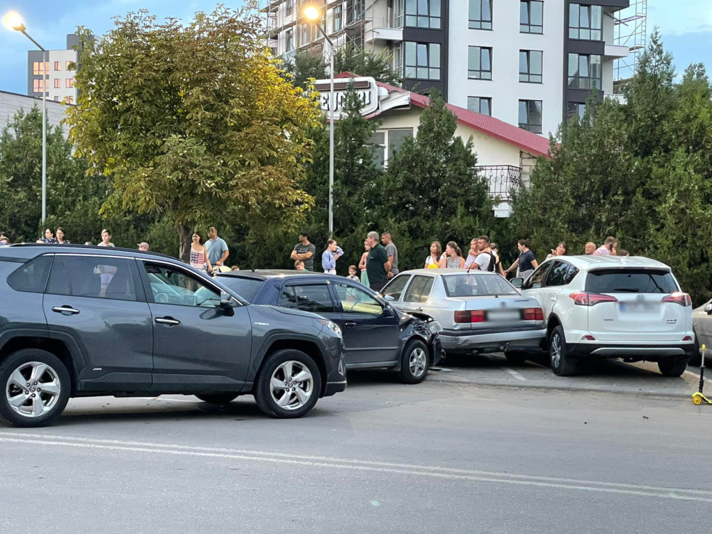 ДТП в столице: один из автомобилей врезался в припаркованные машины