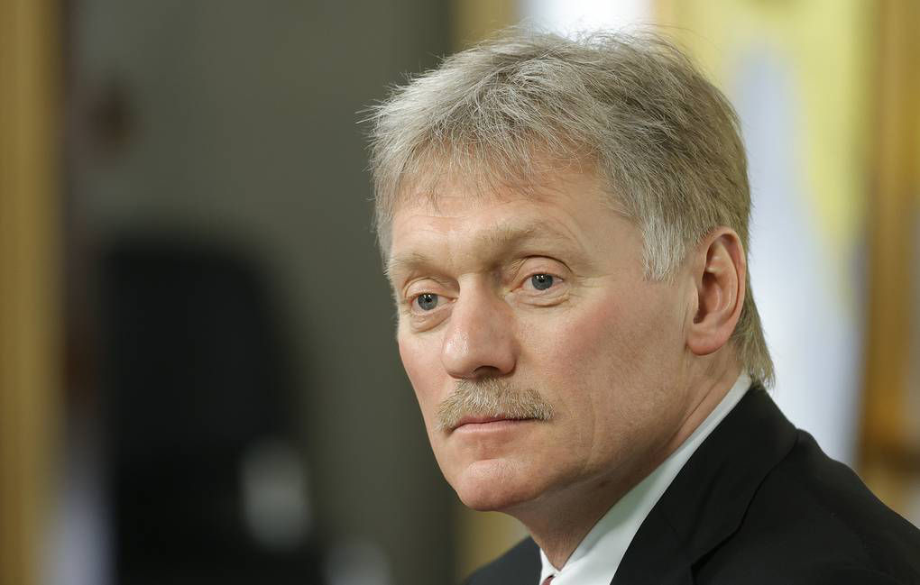 Песков сомневается, что Маску удастся вернуть свободу слова в Twitter.