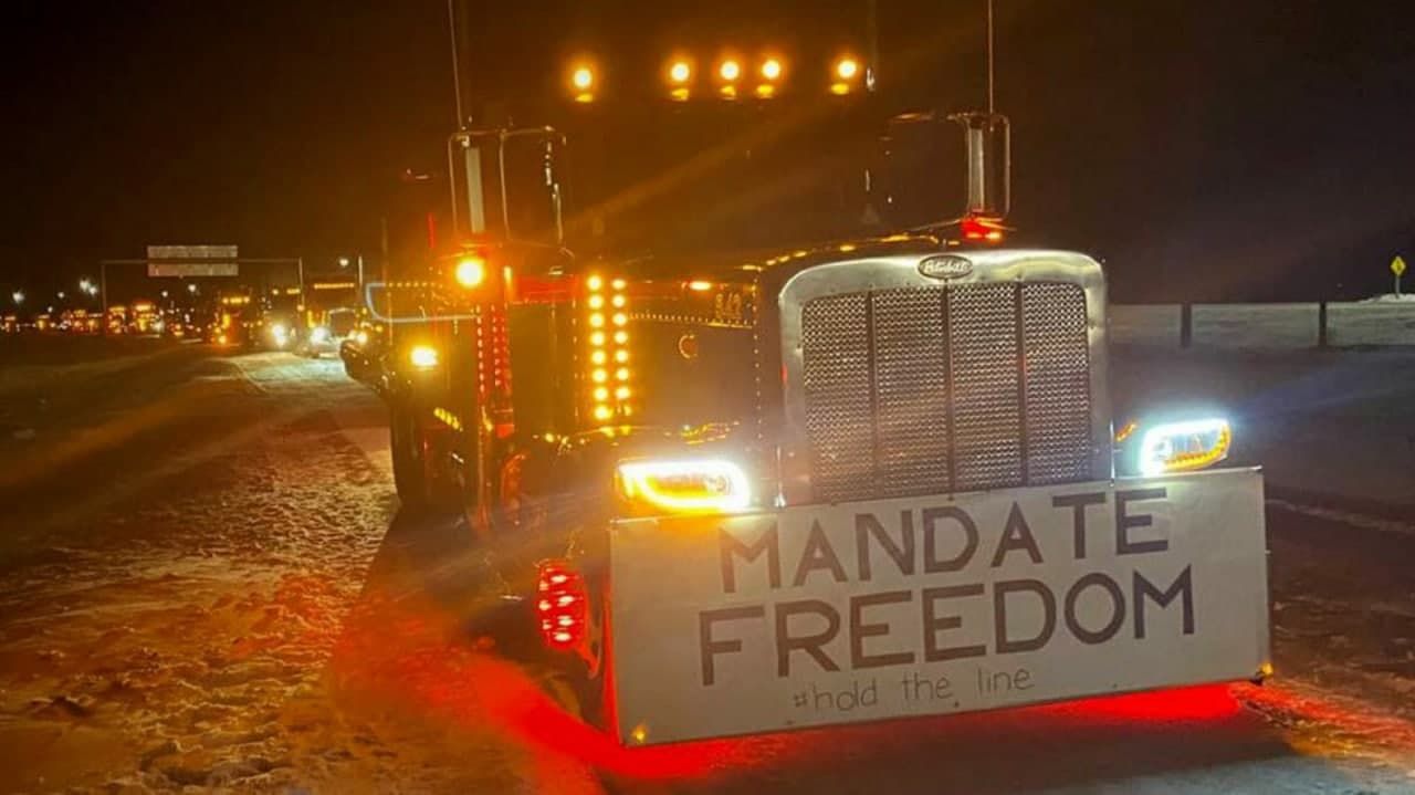 В Канаде сотни дальнобойщиков протестовали против обязательной вакцинации.