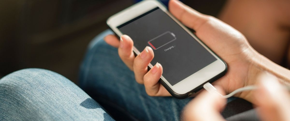 ЕС планирует заставить производителей смартфонов сделать батареи сменными.