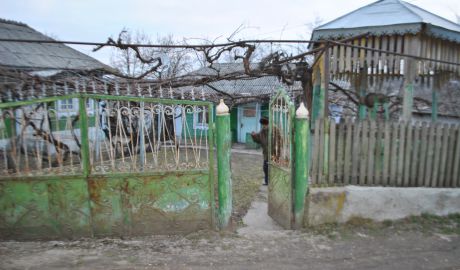 Un bărbat de 73 de ani a fost maltratat în propria locuinţă de către doi tineri. Foto: jurnal.md