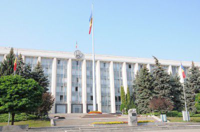 Funcţionarii publici, obligați să raporteze actele de corupţie. Foto: monitorul.fisc.md