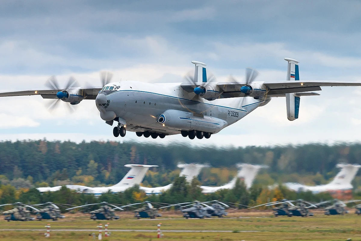 В России упал военный самолет Ан-22: на борту находились семь членов экипажа.
