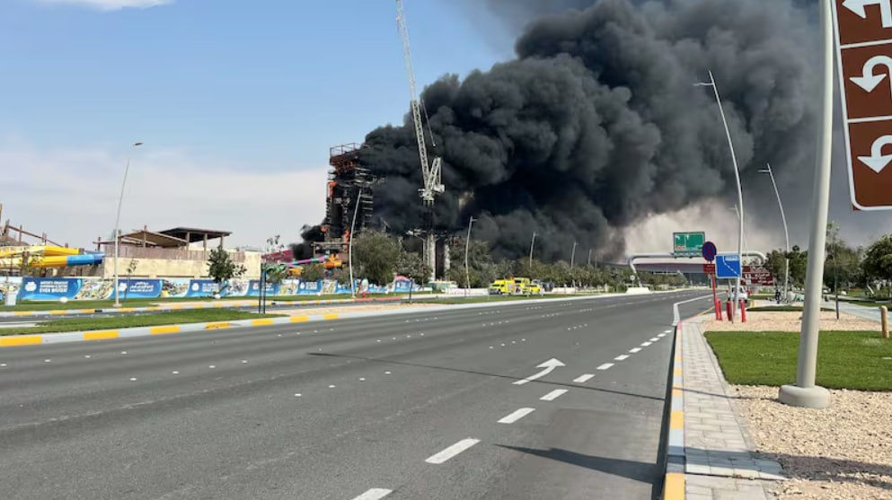 Un incendiu puternic a cuprins parcul acvatic Yas Waterworld din Abu Dhabi.