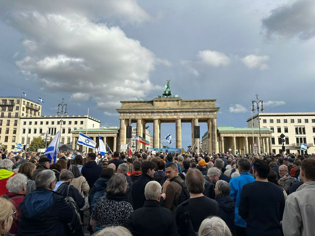 В Берлине прошел многотысячный митинг в поддержку Израиля.