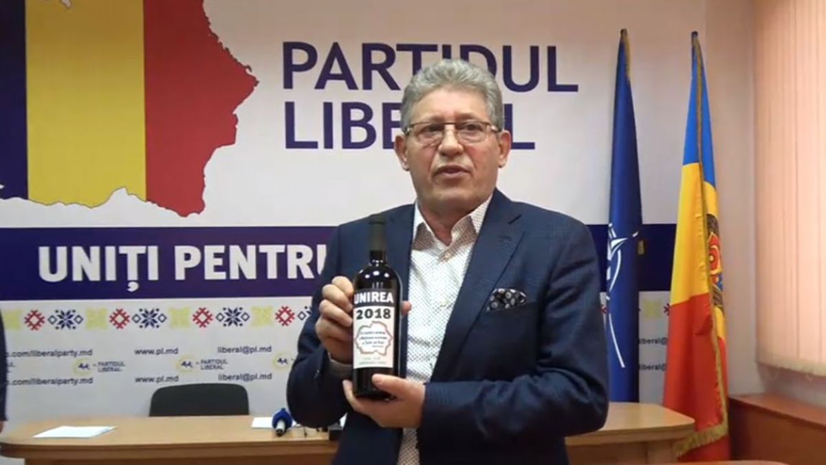 Либерал посоветовал журналистам не открывать бутылку с вином, "пока мы не объединимся". Фото: independent.md.