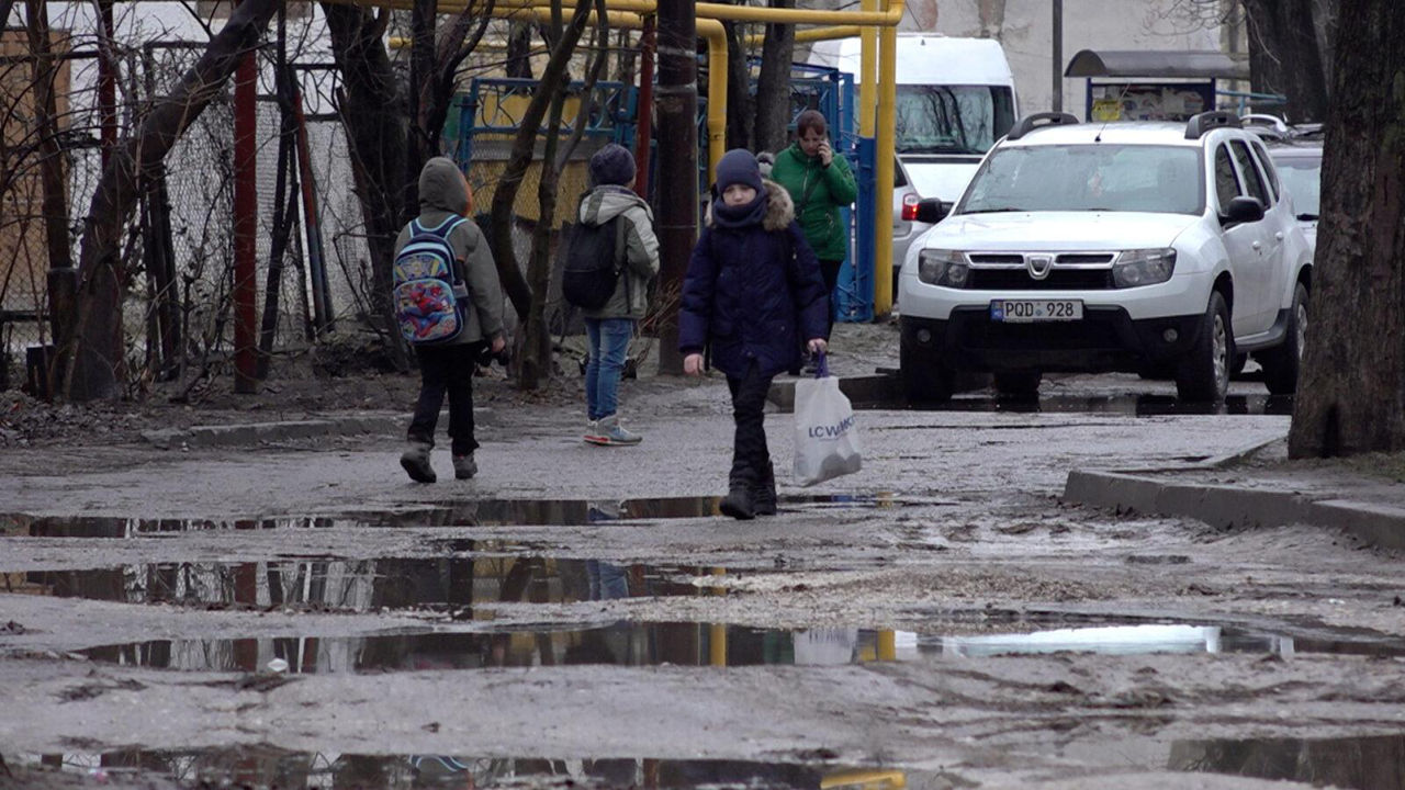 С трудностями на бельцких дорогах сталкиваются не только дети, но и пожилые люди.