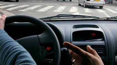 Ofiţerii anticorupţie au intrat pe fir şi l-au reţinut în flagrant, în biroul său de serviciu, după primirea celor 100 dolari.