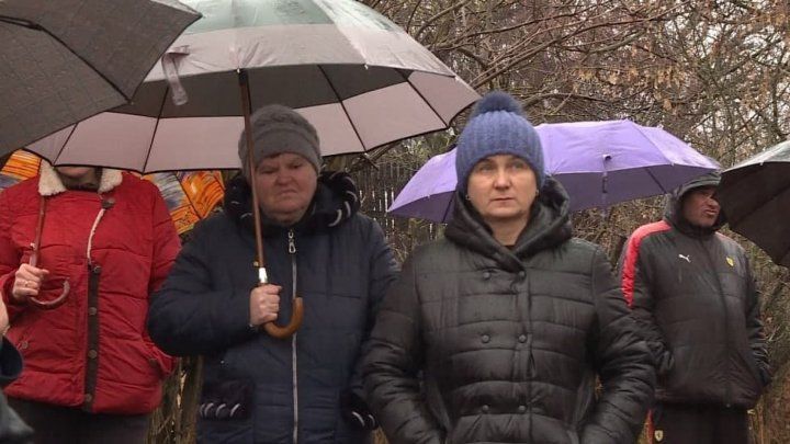 Жители Кондрицы провели протест перед домом местного советника.
