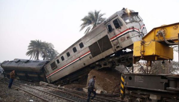Cel puţin 70 de persoane au fost rănite după ce un tren de pasageri a deraiat, joi, în sudul Egiptului. Foto: dailymail.co.uk
