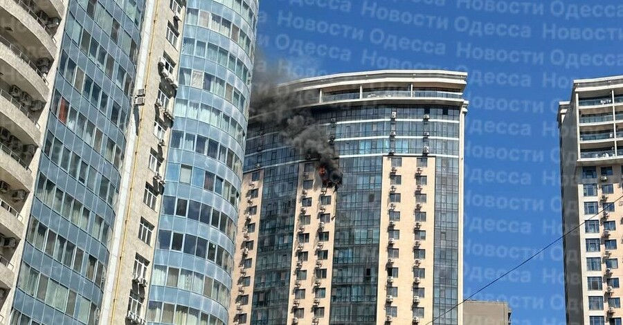 Дрон попал в многоэтажку в центре Одессы.