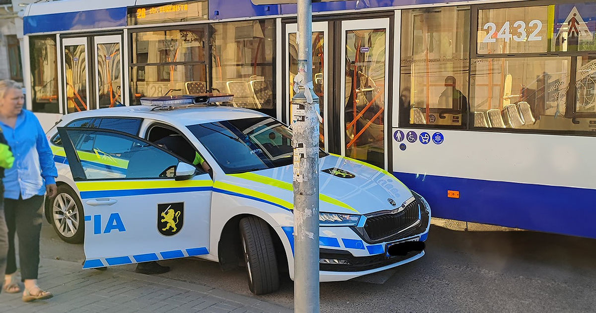 Un troleibuz și o mașină de Poliție s-au lovit în centrul Capitalei.