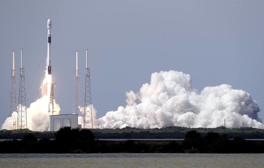 SpaceX осуществила запуск ракеты-носителя с 57 спутниками Starlink. Фото: tass.ru.