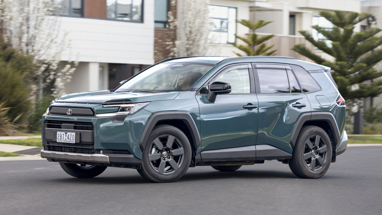 Toyota не планирует переводить актуальный кроссовер RAV4 на электротягу.