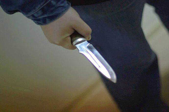 Tânărul violent a fost prins de poliţişti, iar acum este judecat pentru tentativă de omor.