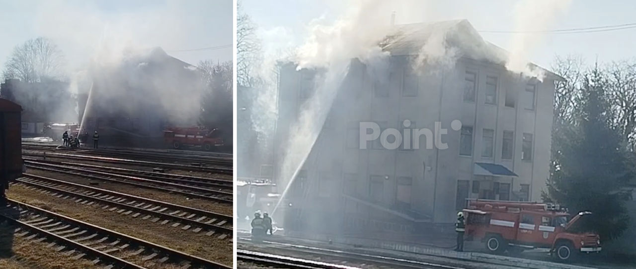 В Окнице горит здание железнодорожной станции.