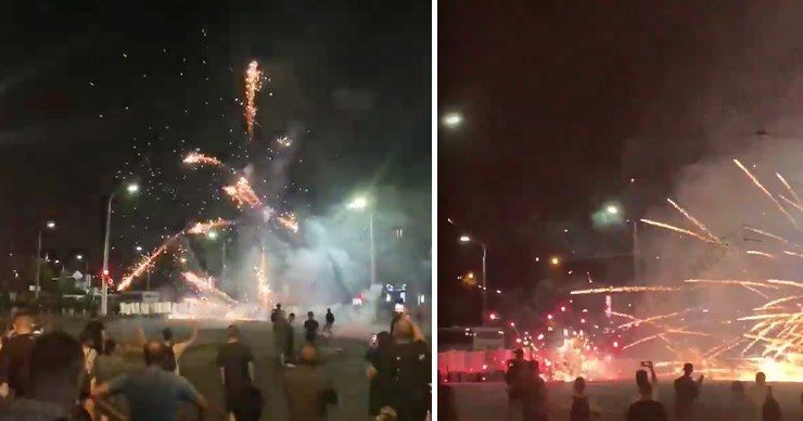 Участники акций протеста в Минске забросали силовиков фейерверками.