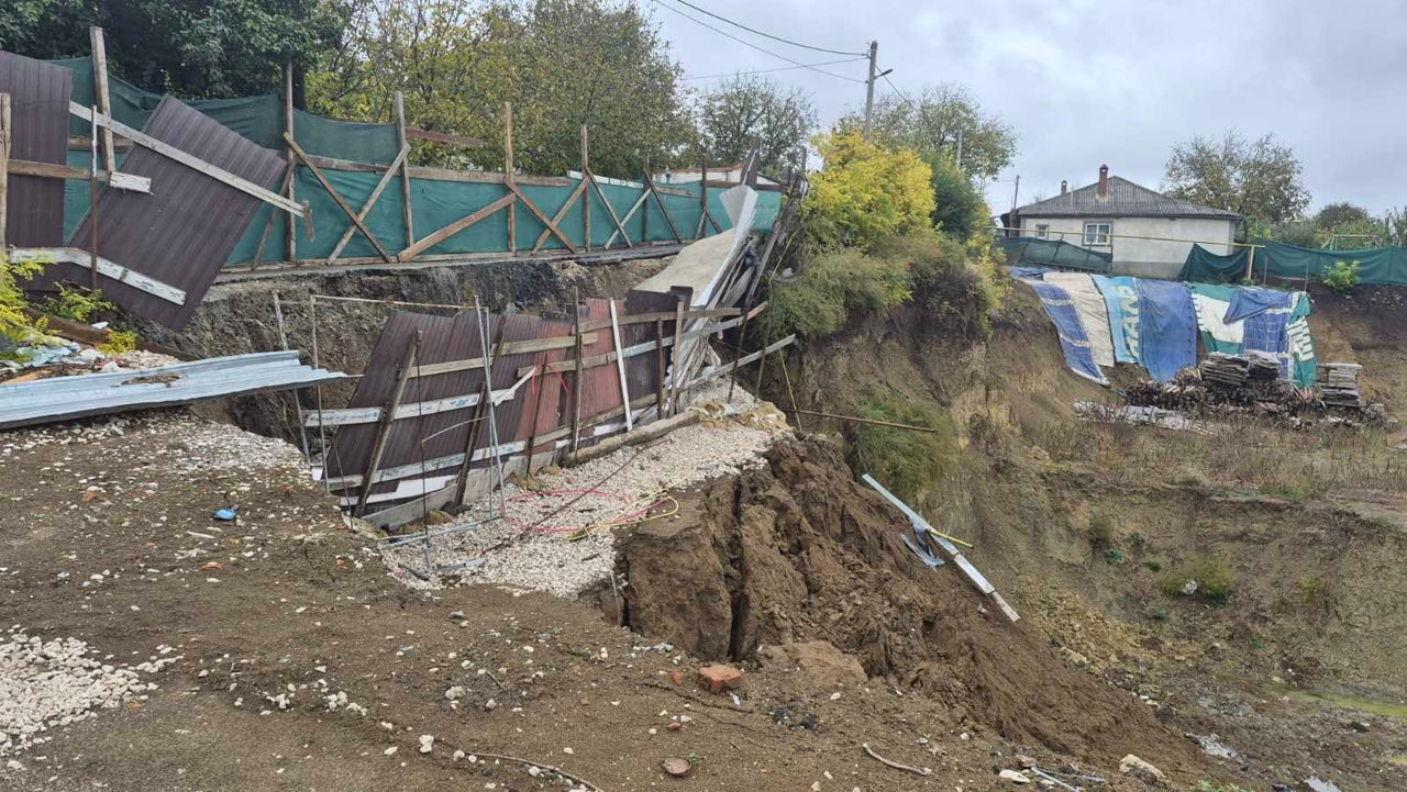 В Яловенах повторно обвалился грунт возле дороги.
