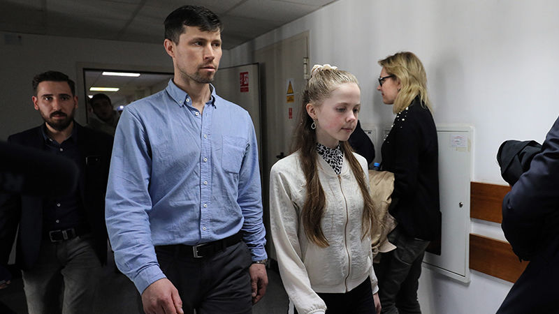 Денис Лисов с дочерью Софией в здании суда в Варшаве.