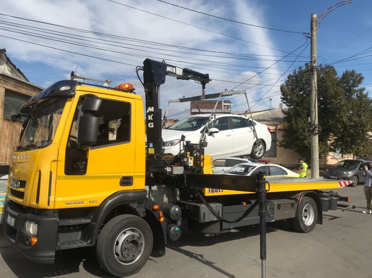 Автомобиль, припаркованный в неположенном месте, может оказаться сначала на эвакуаторе, а затем – на штрафстоянке. 