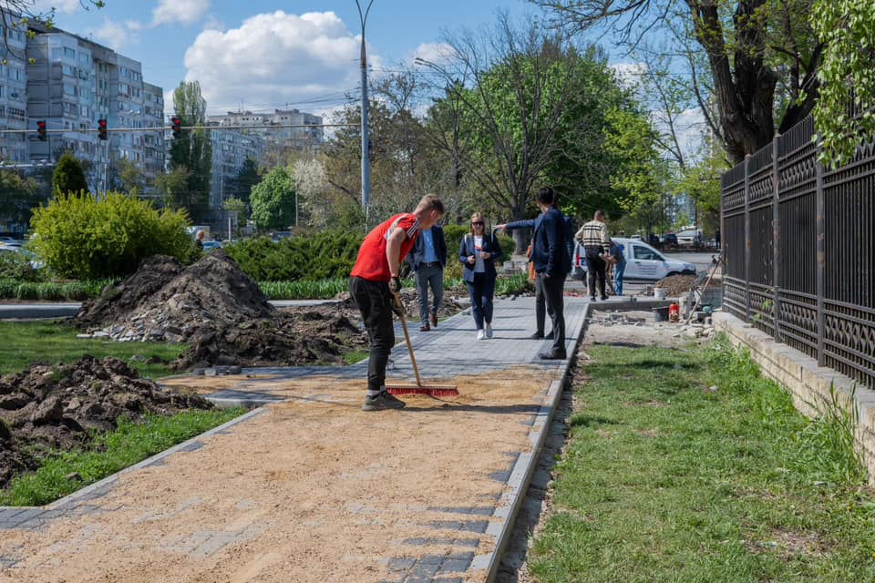 В Кишиневе завершается благоустройство мини-сквера на Ботанике.