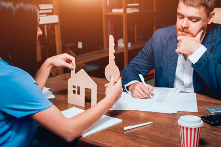 Legea privind reglementarea activității agenților imobiliari, elaborată.