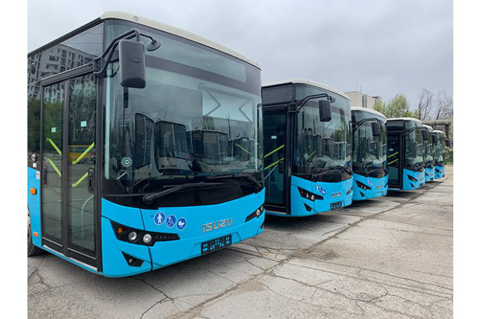Более 100 столичных автобусов задействованы в перевозке беженцев.