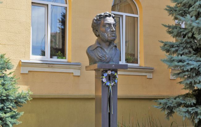 В украинском городе демонтировали бюст и мемориальную доску Пушкину.