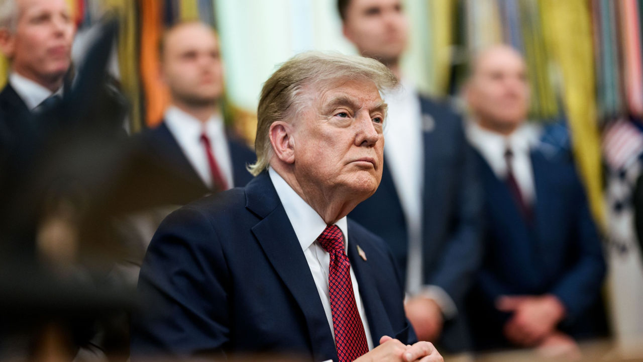 Трамп пообещал официально запретить термин "искусственный интеллект".