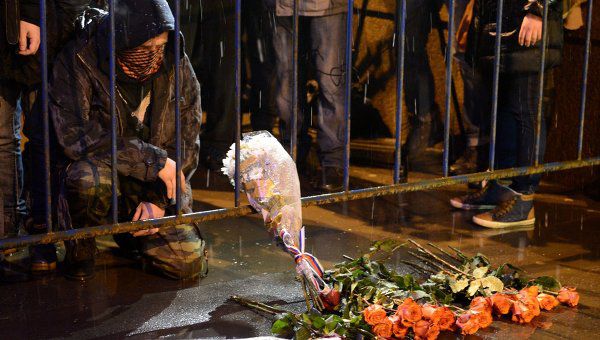К месту смерти Немцова люди приносят цветы.