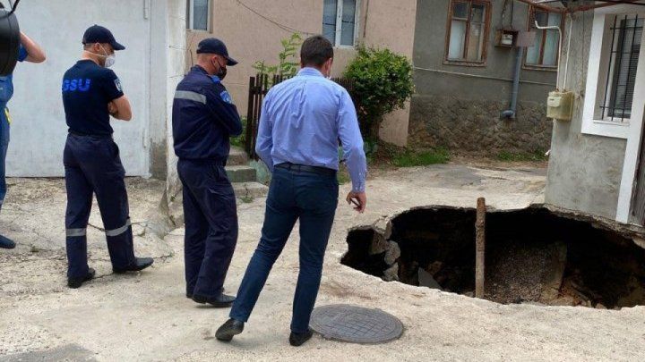 Претор: Обвал грунта у дома в центре столицы произошел по вине жильцов.