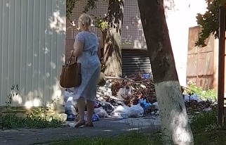 На Рышкановке устроили свалку бытовых отходов под окнами жилых домов.