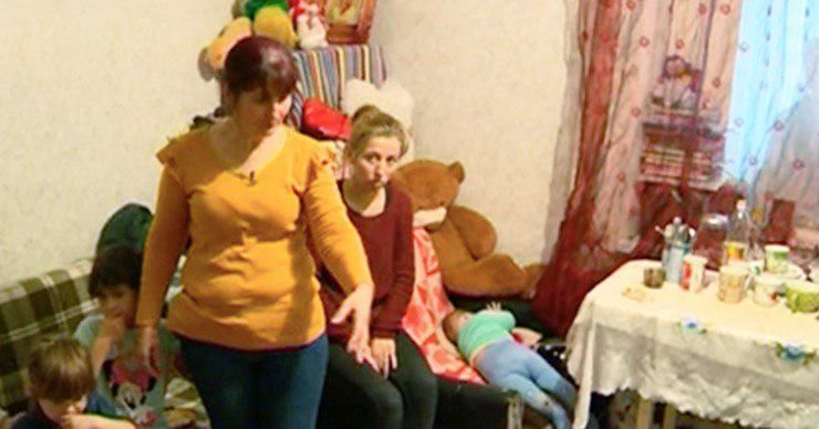В столице на 14 квадратных метрах ютятся 3 взрослых и 7 детей.