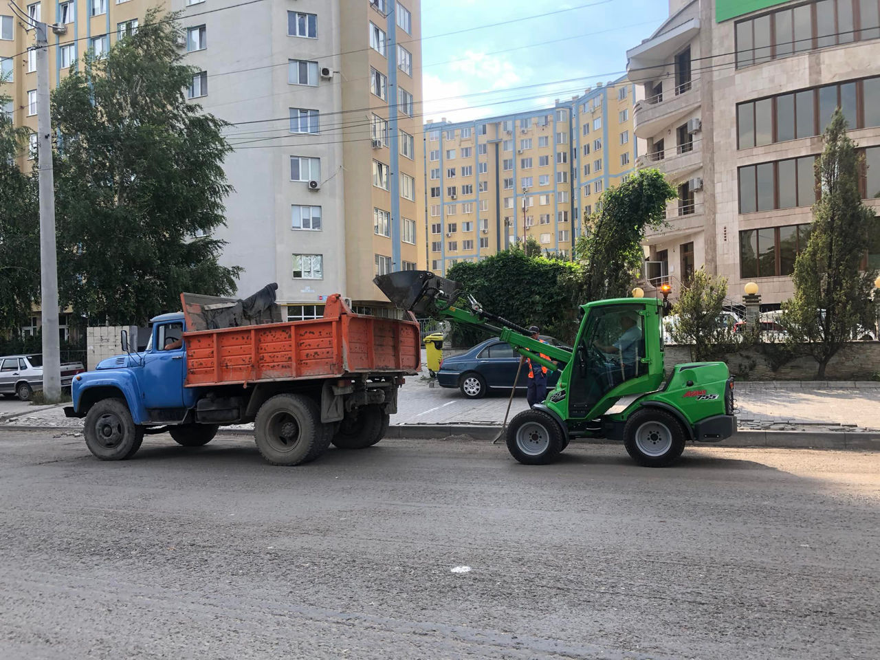 На Ботанике продолжаются работы по укладке асфальтового полотна.