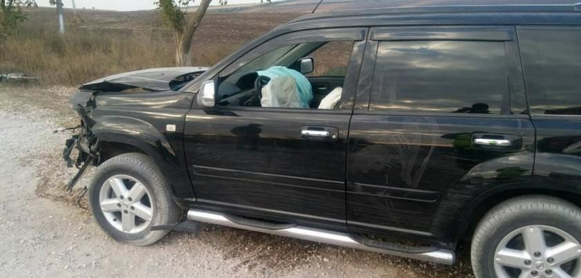 Un șofer a ajuns la spital, după ce a „driftuit” cu SUV-ul pe prundiș și s-a izbit într-un TIR. Foto: today.md