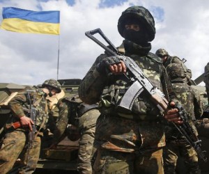 Un jurnalist britanic care lucrează pentru postul de televiziune Russia Today a fost arestat în Ucraina, a confirmat Ministerul britanic de Externe, potrivit BBC News.
