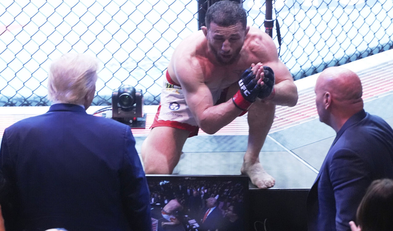 Грузинский чемпион UFC бросился к Трампу после защиты титула.