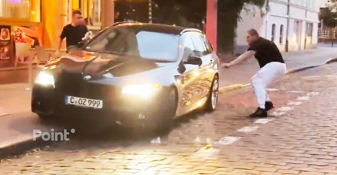 В Польше 17-летний молдаванин без прав въехал на BMW в террасу ресторана.