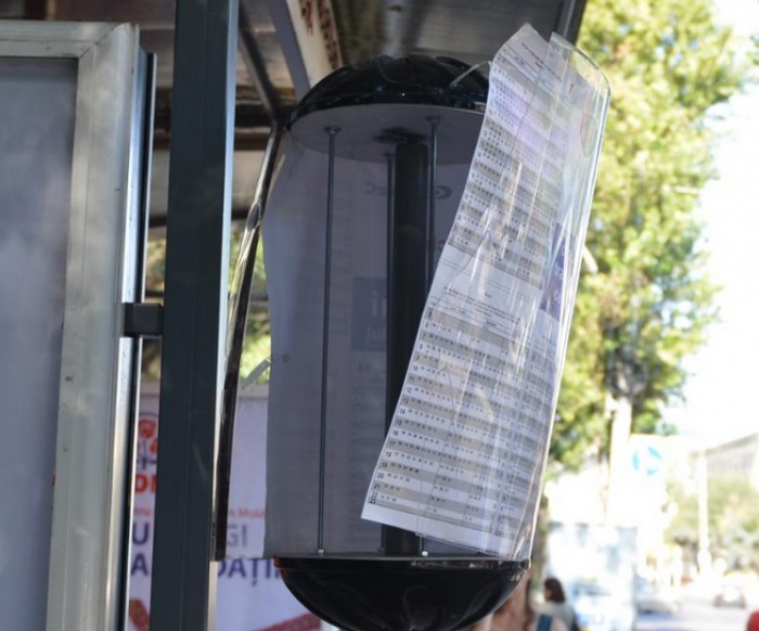 În staţiile de transport public din municipiul Chișinău au fost instalate în total 20 de panouri informative rotative.