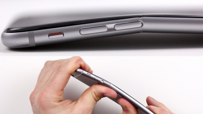 Mai mulţi cumpărători de iPhone 6 şi-au returnat telefoanele pe motiv că li se prindea părul în spaţiul îngust dintre ecranul dispozitivului şi carcasă, atunci când duceau aparatul la ureche, scrie yoda.ro.